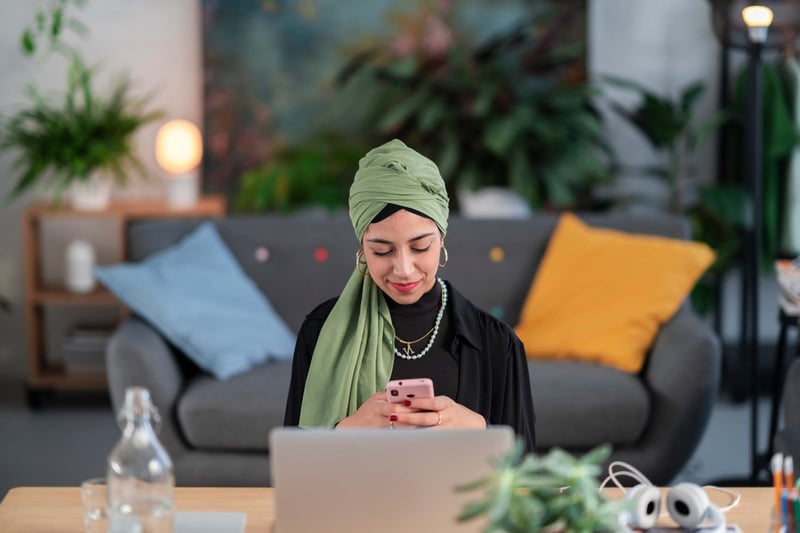 Arab-Freelancer-Using-Cellphone-During-Break-how-to-be-present