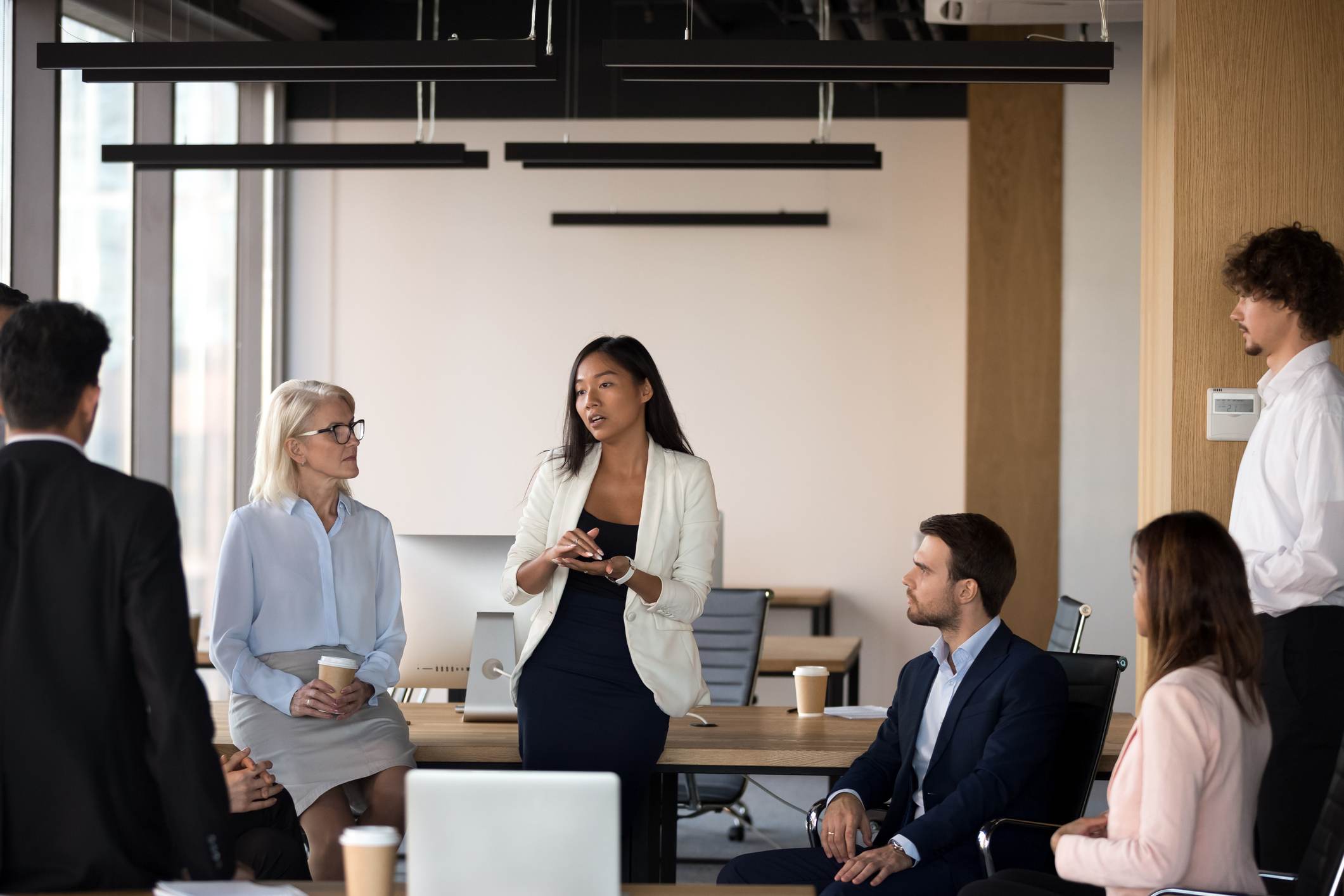 Awkward-woman-having-a-serious-conversation-with-collegues-at-office-how-emotions-affect-learning