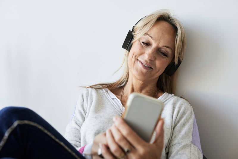 Blonde-woman-with-smartphone-while-listening-to-music-how-to-clear-your-mind