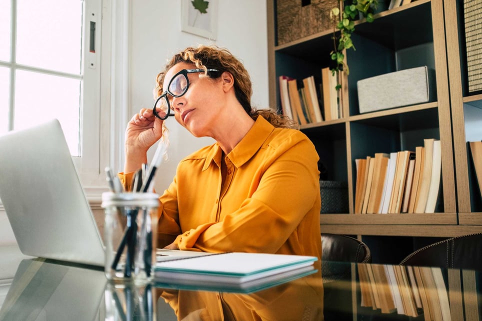 Bored-woman-with-eyes-closed-in-front-of-laptop-what-causes-procrastination