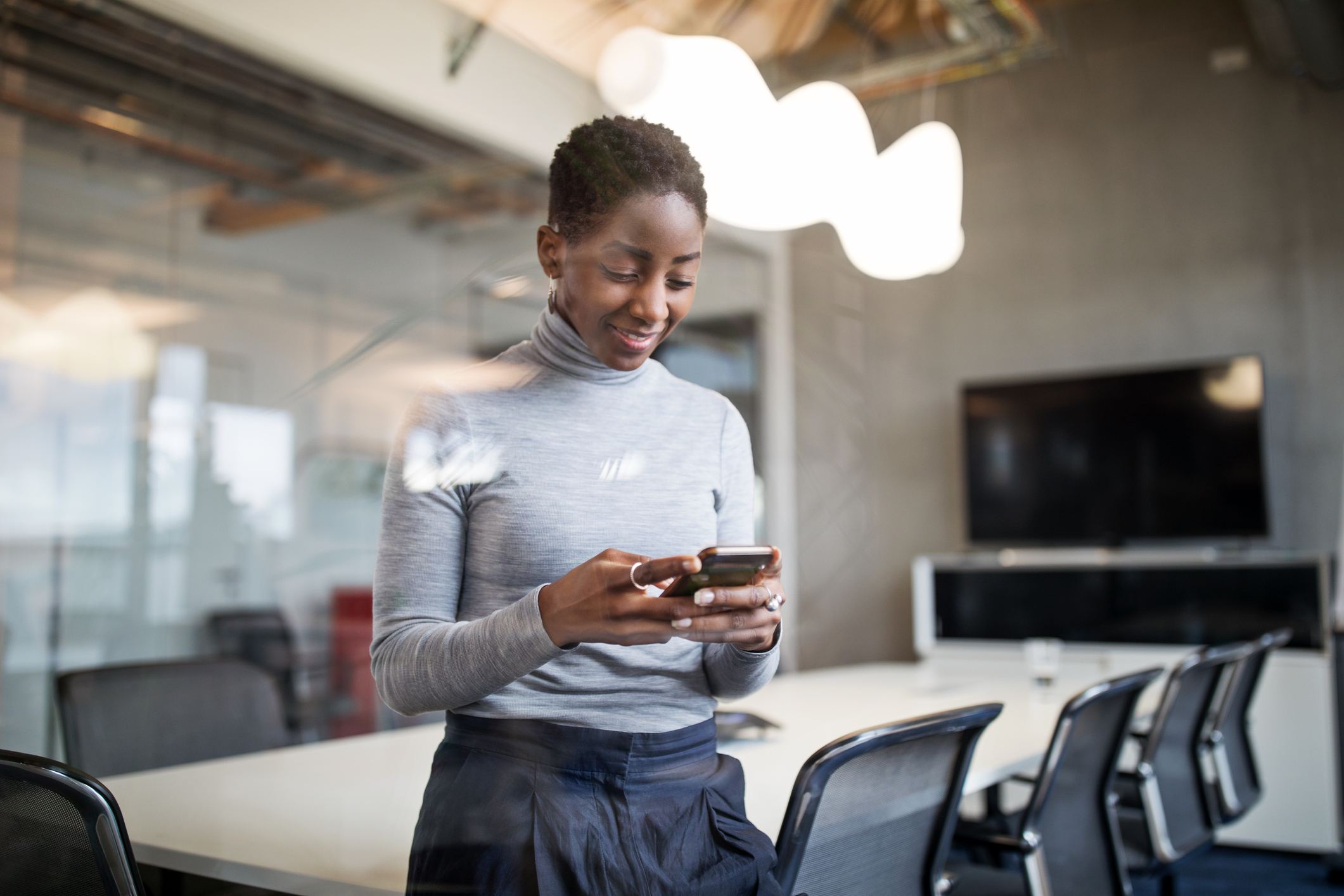 Business-woman-using-cellphone-in-office-bad-at-job-interviews