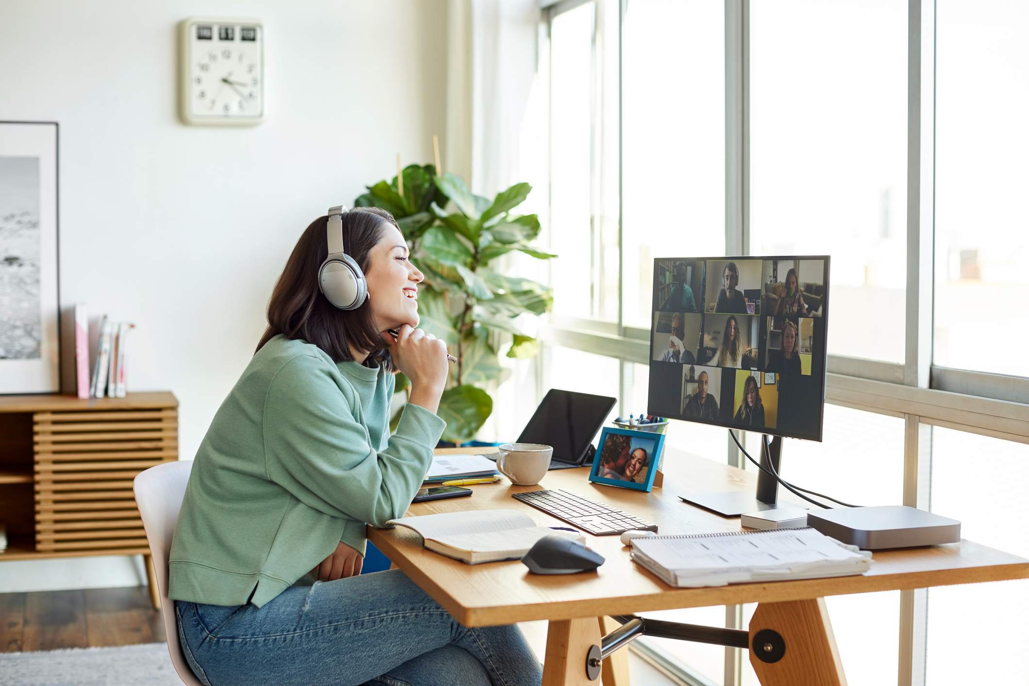 Businesswoman-Discussing-Through-Video-Call-how-to-find-a-mentor