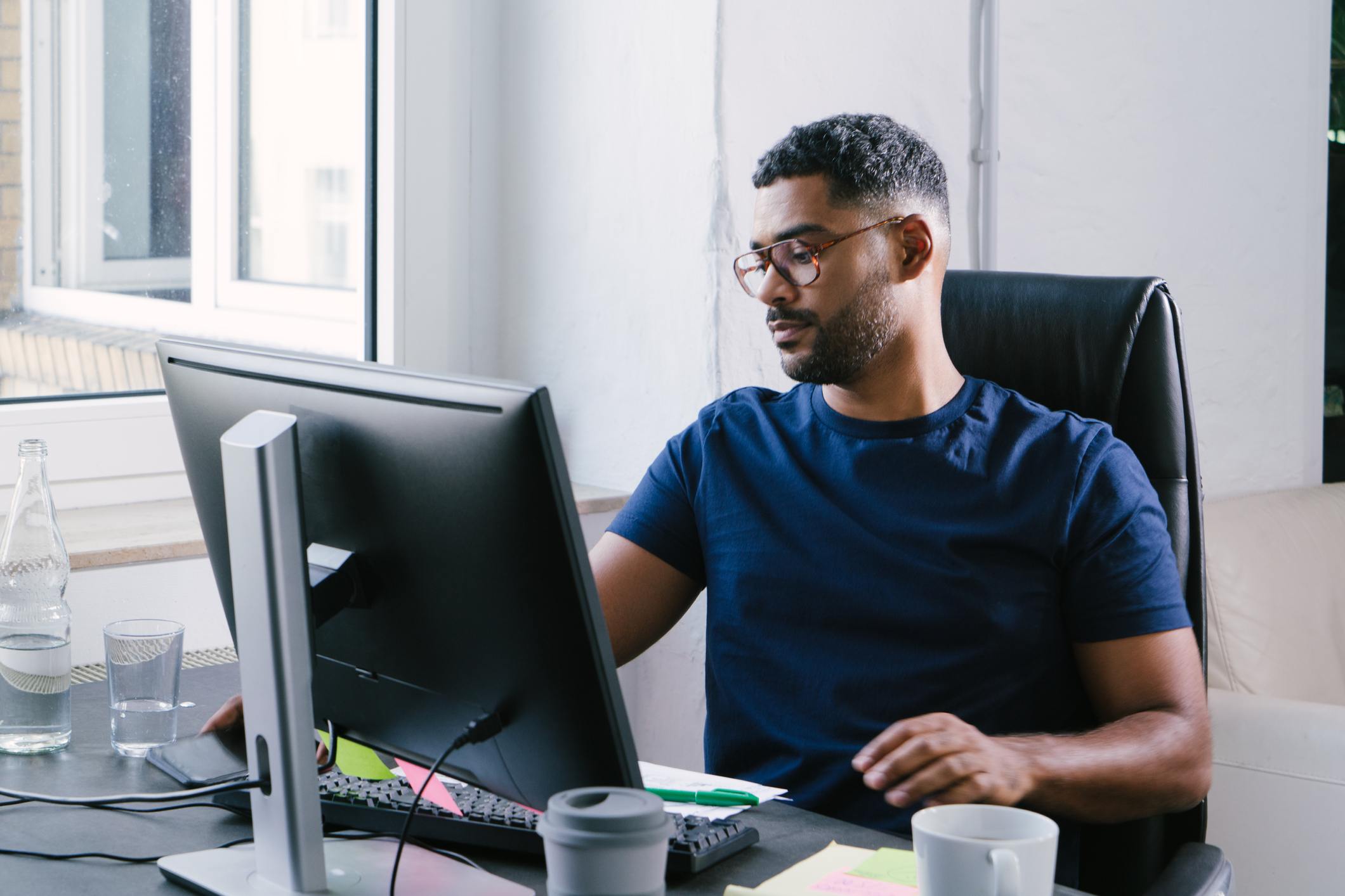 Businesswoman-working-at-desk-appreciate-a-team