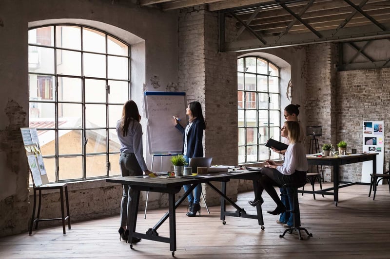 Businesswomen-Meeting-In-A-Modern-Studio