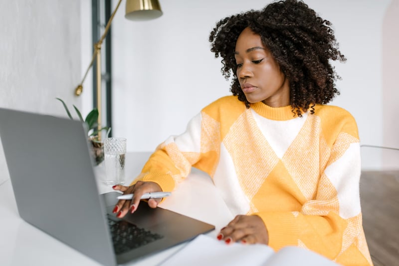 Busy-Woman-Working-With-Laptop-In-Office-self-sabotage