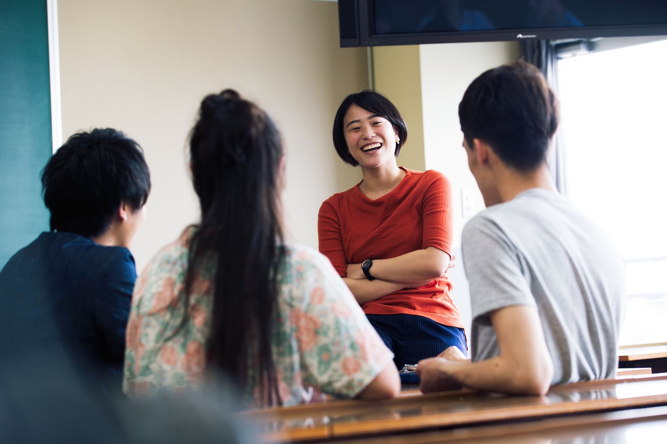 Charismatic-woman-giving-a-presentation-to-a-group-of-students-positive-personality-traits