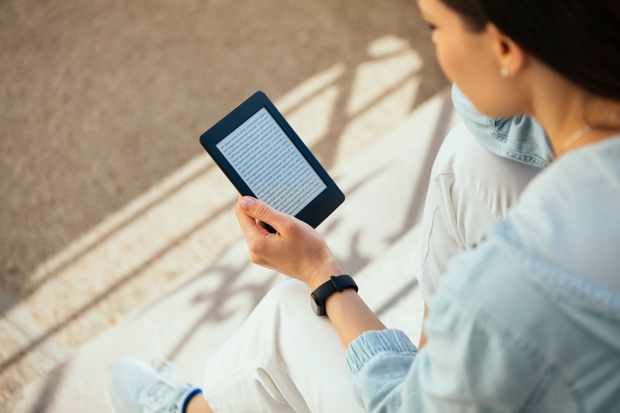 Close-up-of-womans-hand-holding-a-kindle-what-is-disruptive-innovation