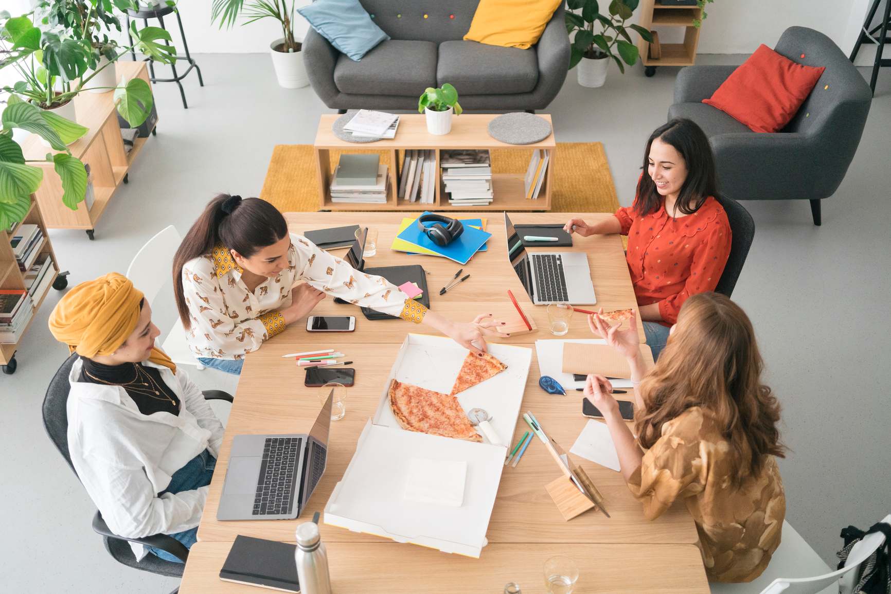 Colleagues-Eating-Pizza-Together-In-Office