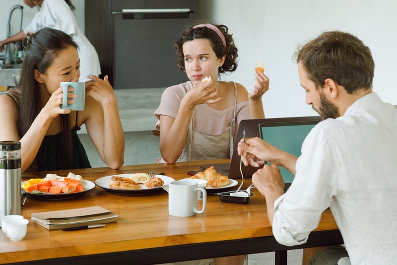 Conversation-Between-Colleagues-At-Lunch-types-of-nonverbal-communication