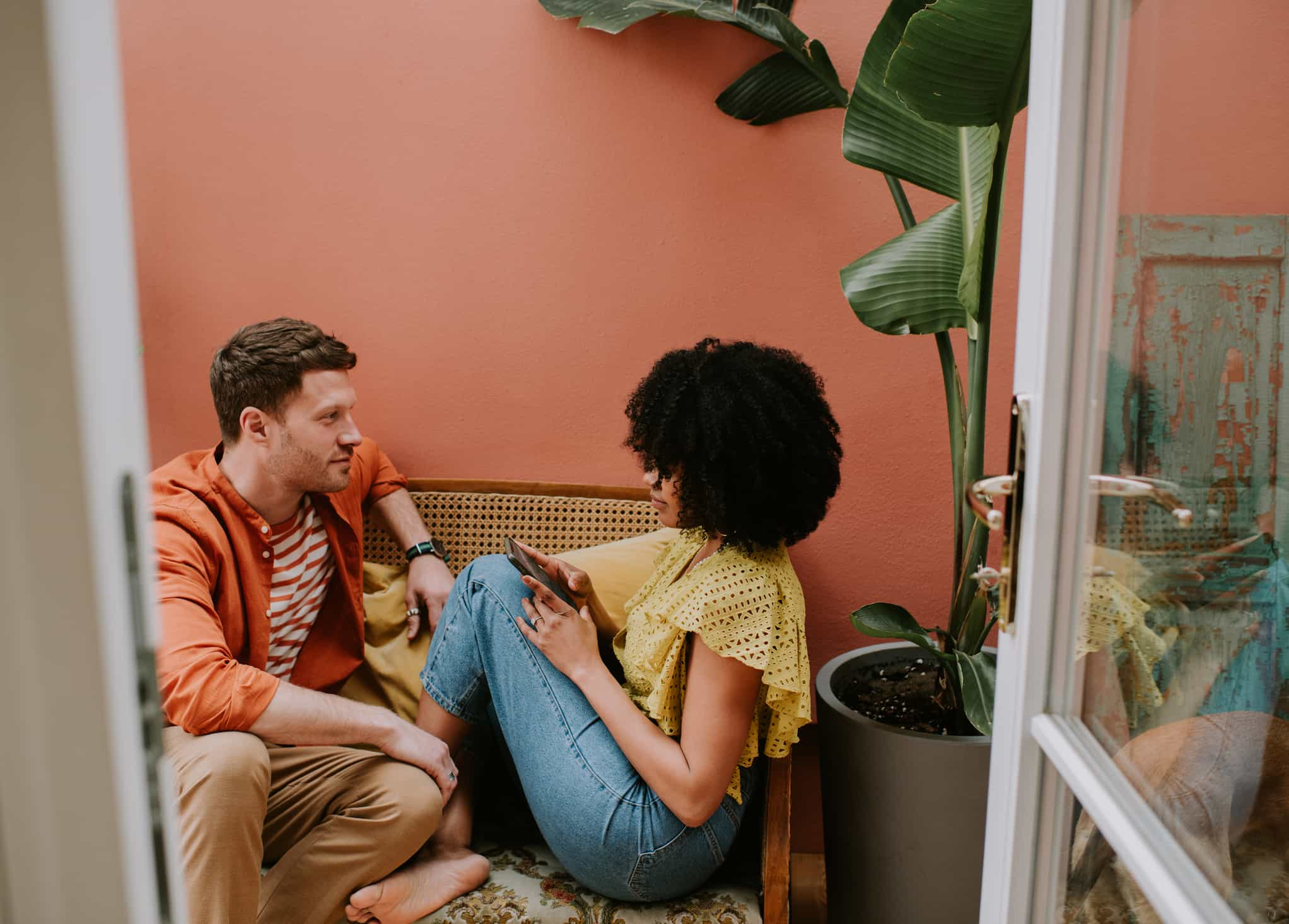 Couple-have-a-serious-talk-on-a-rattan-chair-green-flags-in-relationships