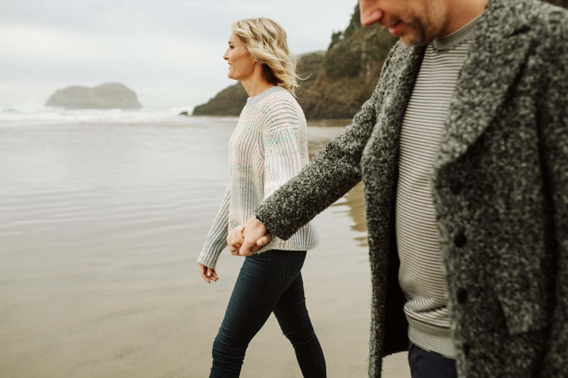 Couple-walking-together-on-beach-how-to-clear-your-mind