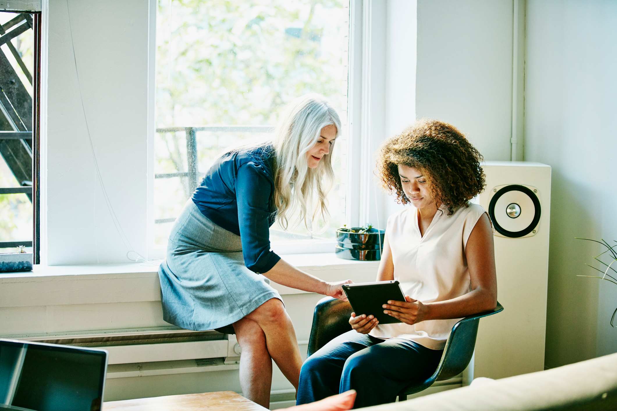 Coworker-helping-each-other-at-office-love-languages-at-work