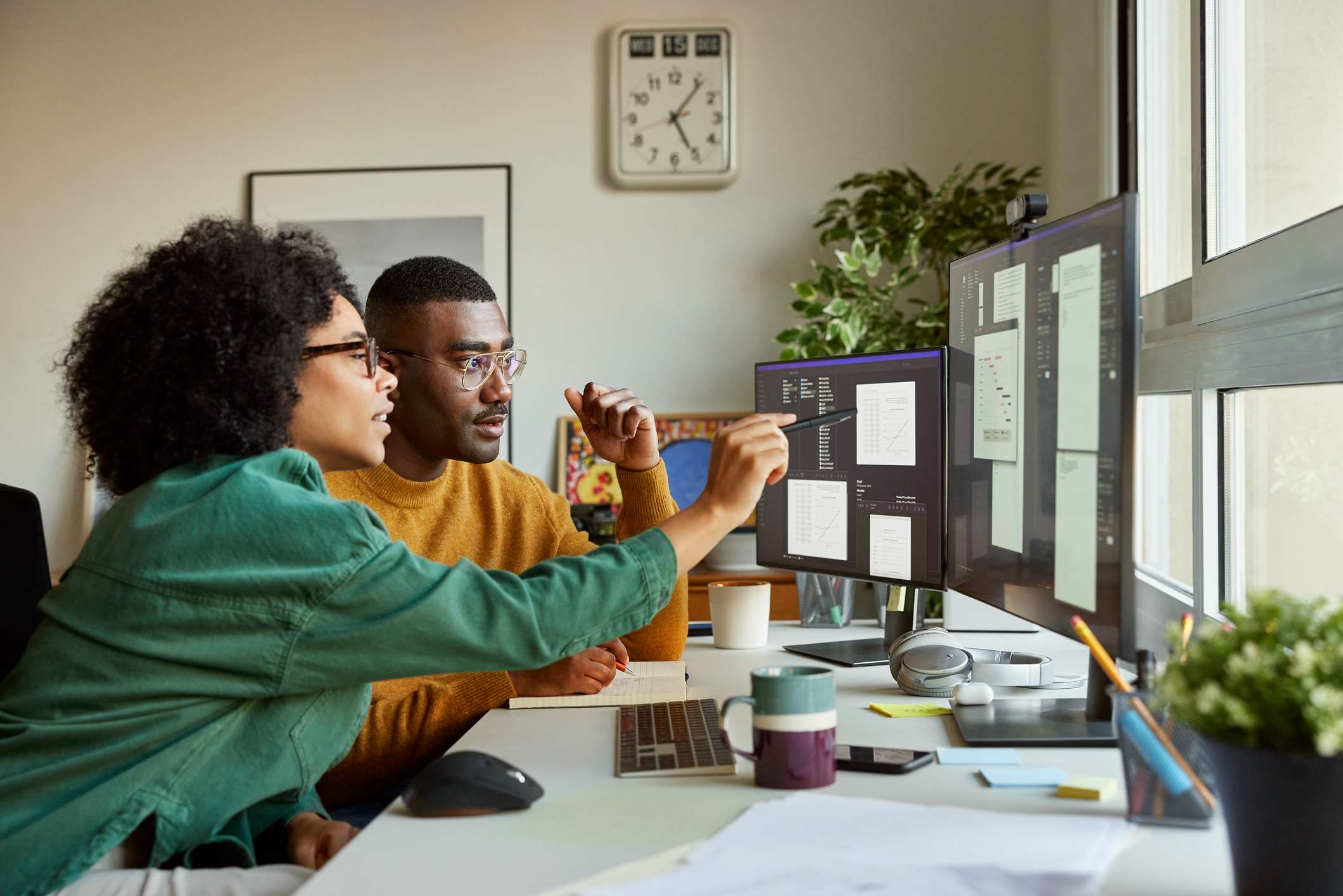 Coworkers-discussing-over-computer-how-to-be-more-flexible-at-work