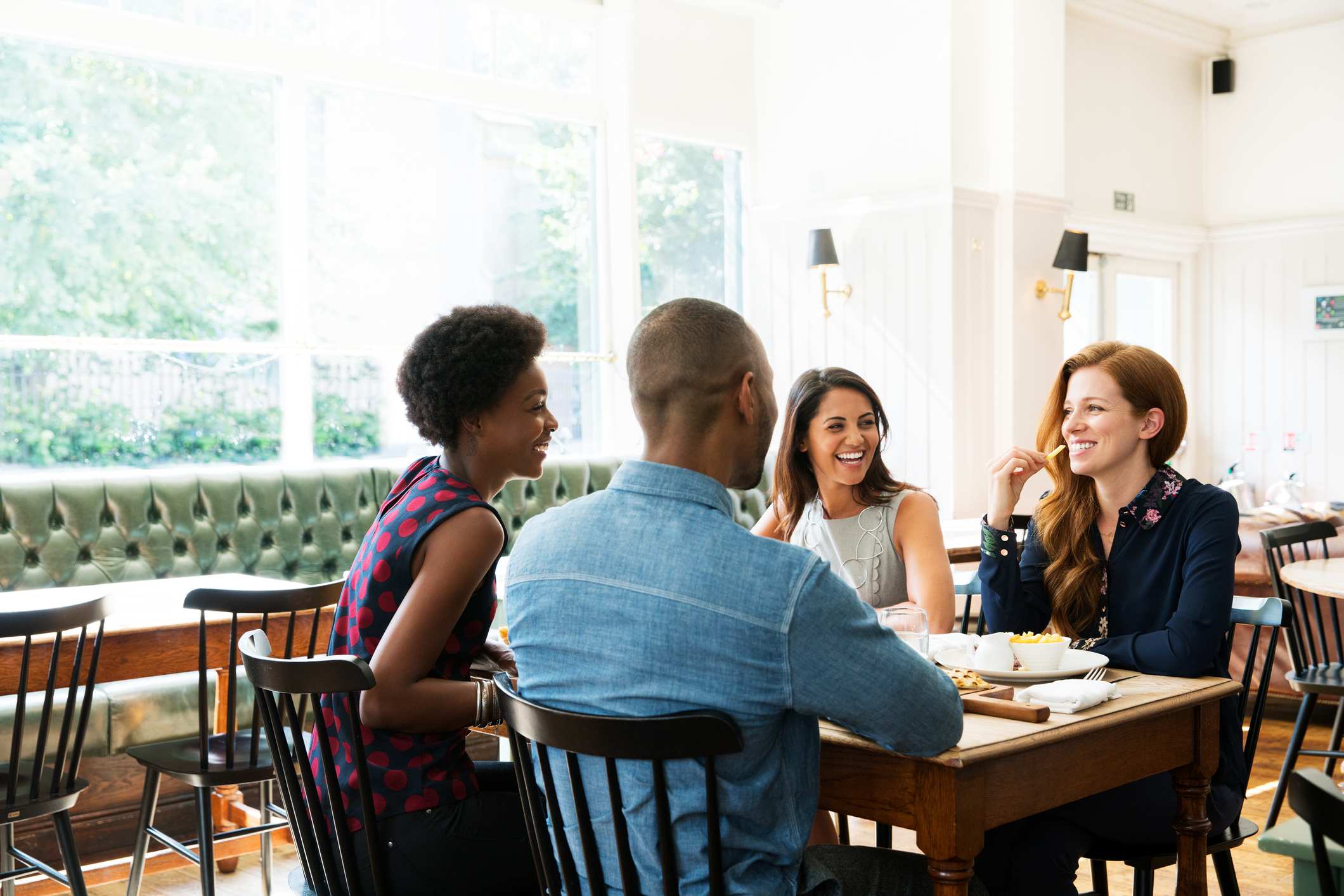 Coworkers-having-lunch-together-networking-plan