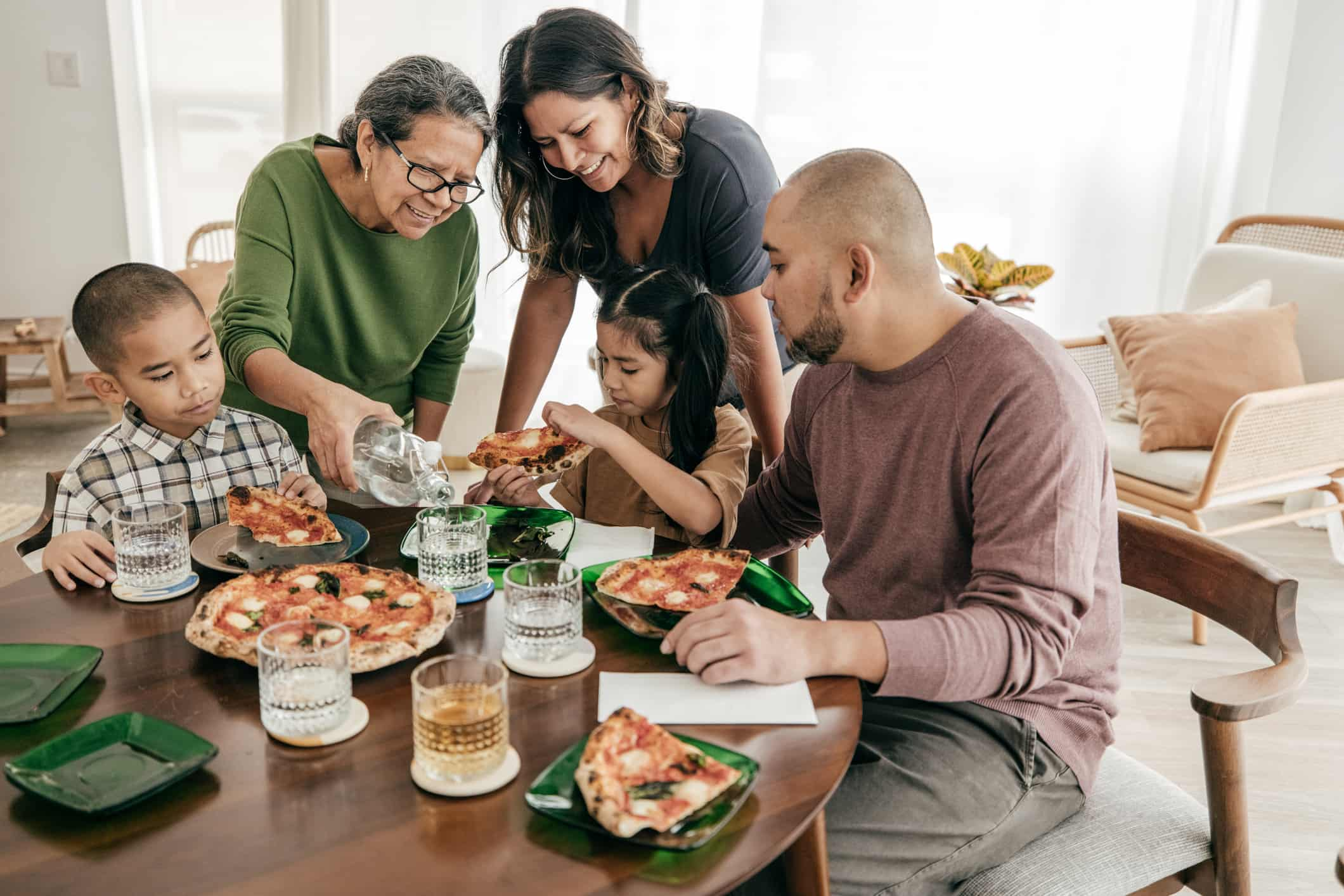 Family-having-pizza-for-lunch-green-flags-in-relationships