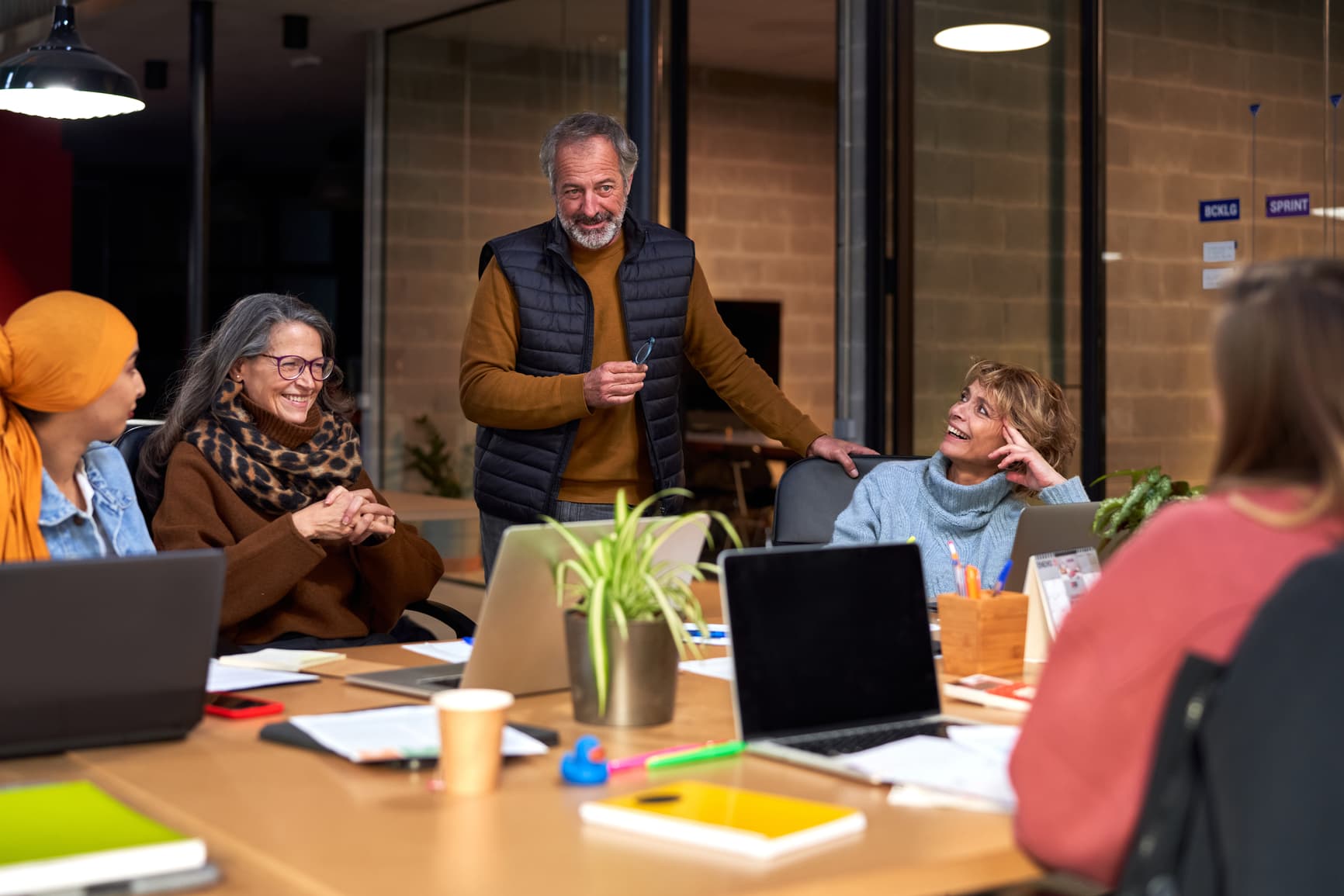 Friendly-Team-Leader-At-Meeting-what-makes-a-good-team