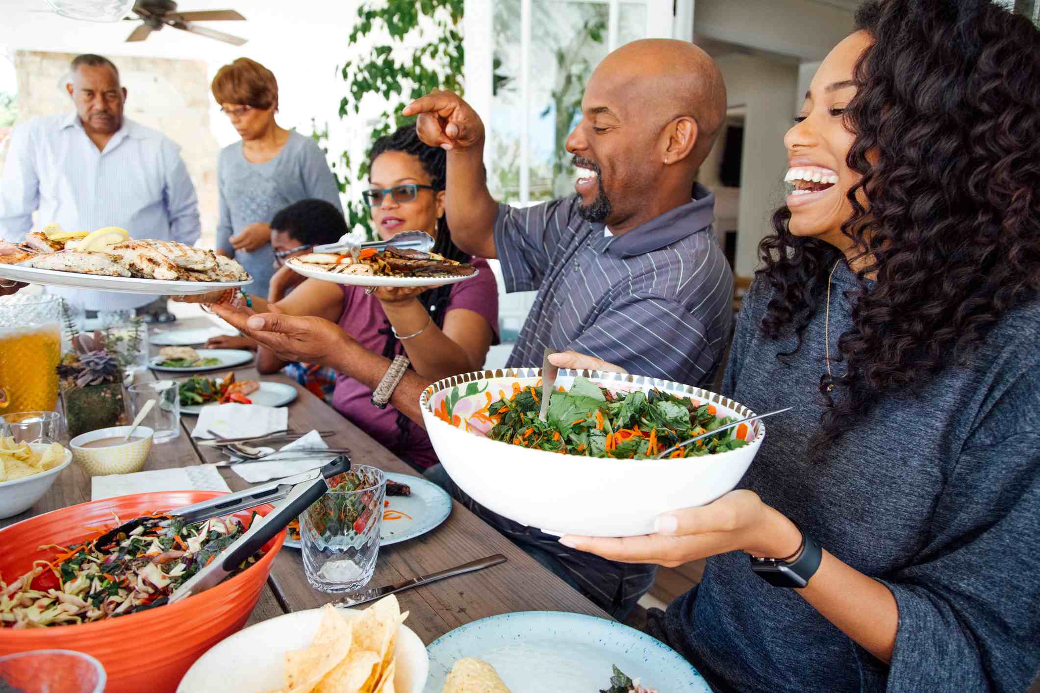 Friends-having-lunch-outdoors-laughing-how-to-improve-memory