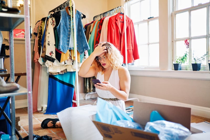 Frustrated-Woman-Looking-At-Mobile-Phone-phone-anxiety