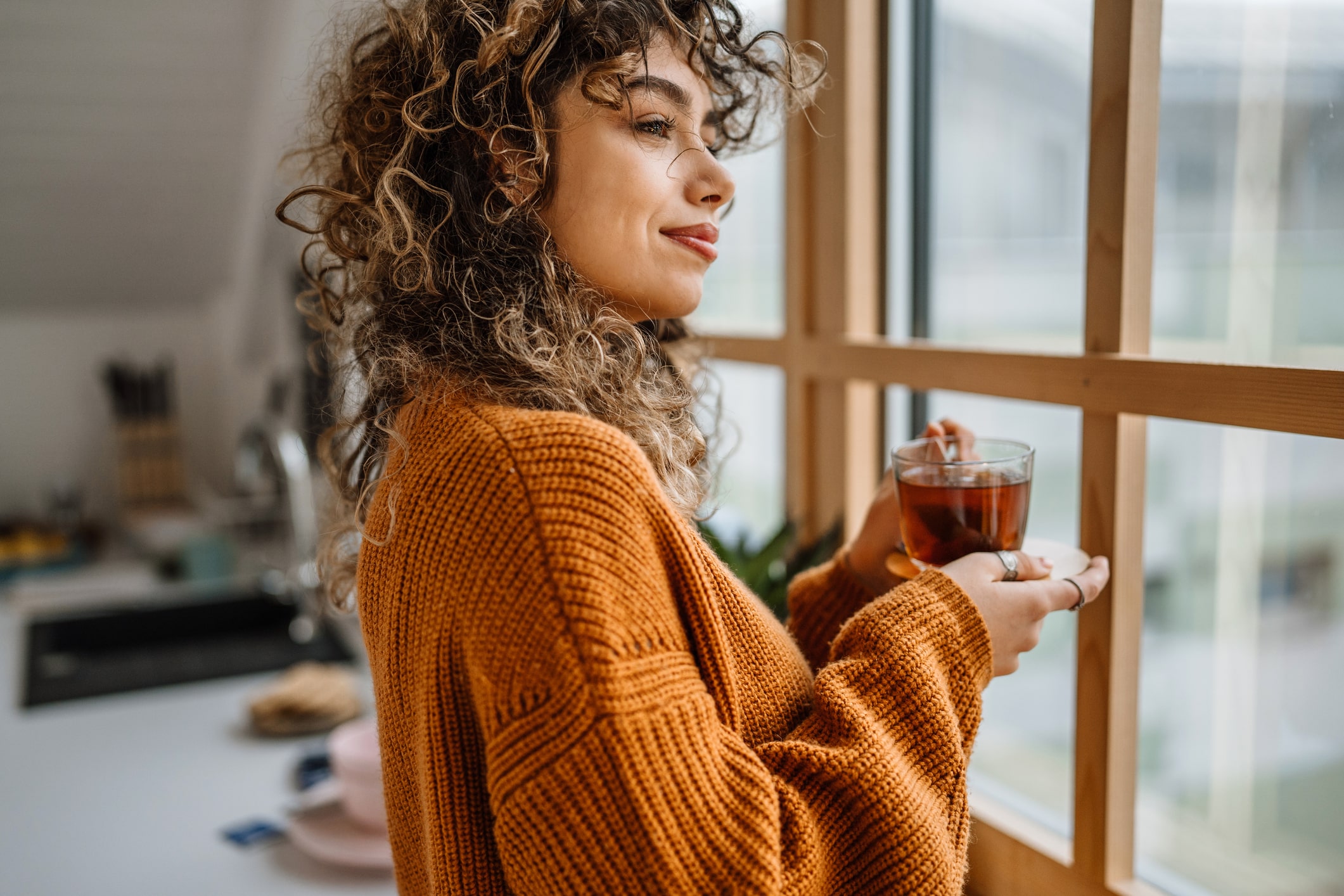 woman-holding-a-cup-of-tea-in-the-morning-how-to-set-daily-goals