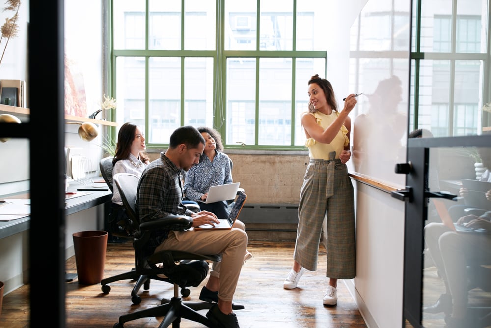 Group-of-people-in-a-meeting-using-whiteboard-how-to-network