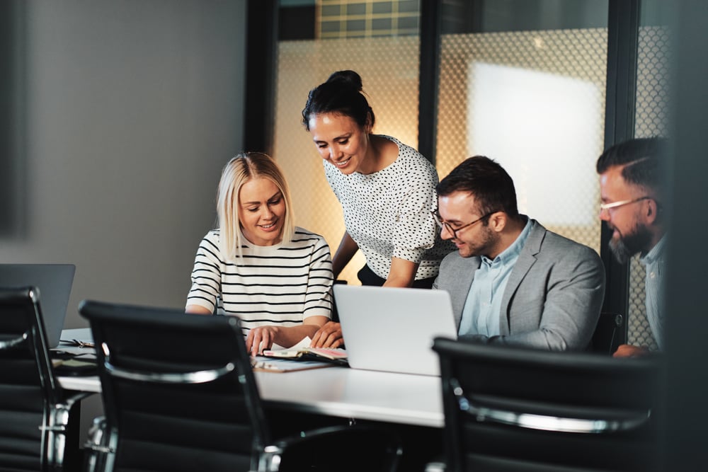 Group-of-people-smiling-in-a-meeeting-how-to-be-ambitious