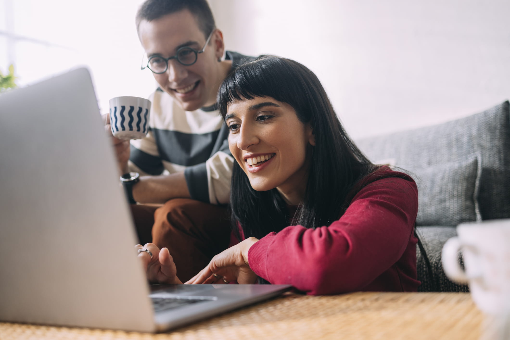 Happy-couple-looking-at-laptop-green-flags-in-relationships