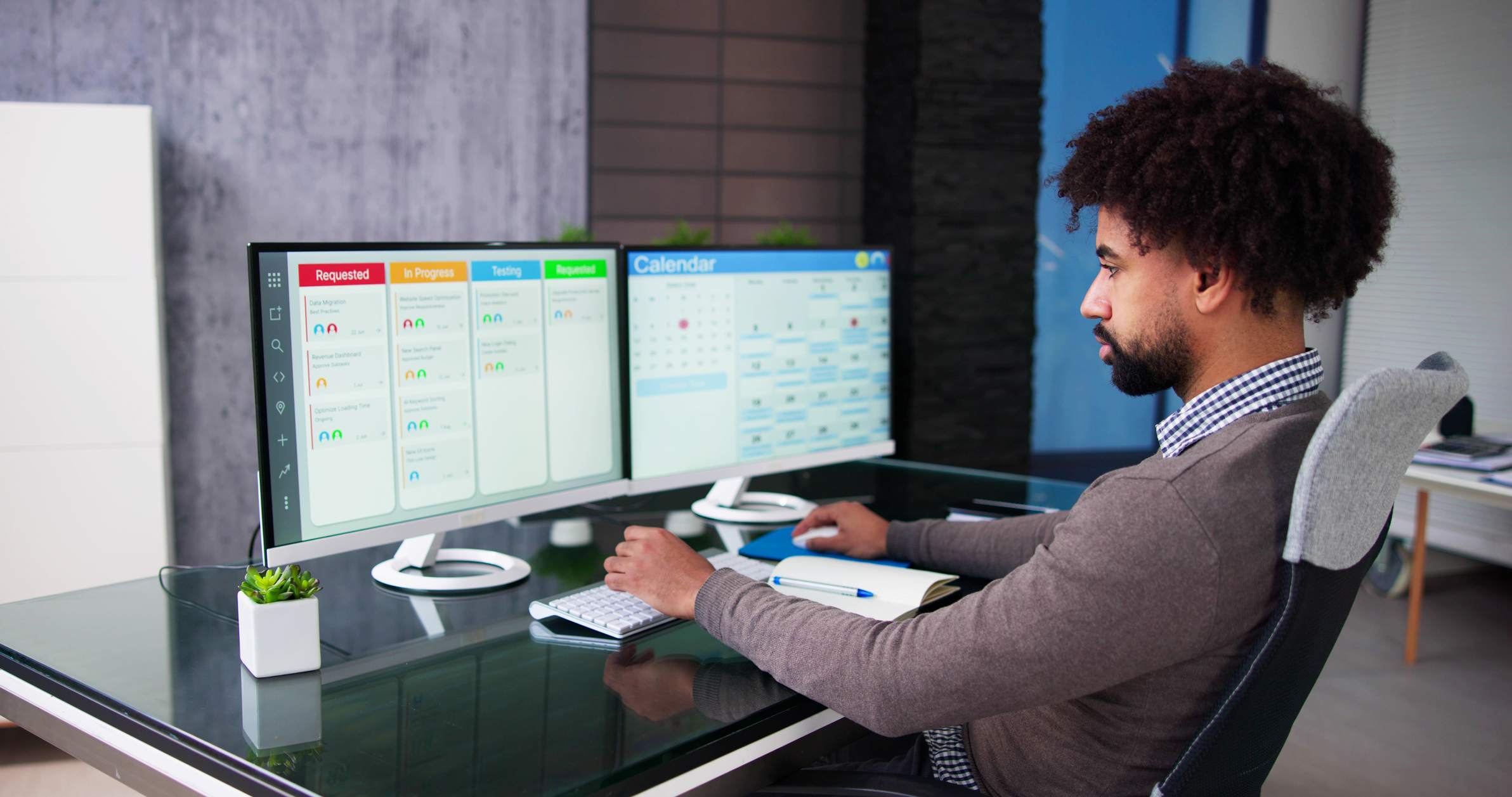 Man-at-his-office-looking-at-his-calendar-in-computer-out-of-office-message