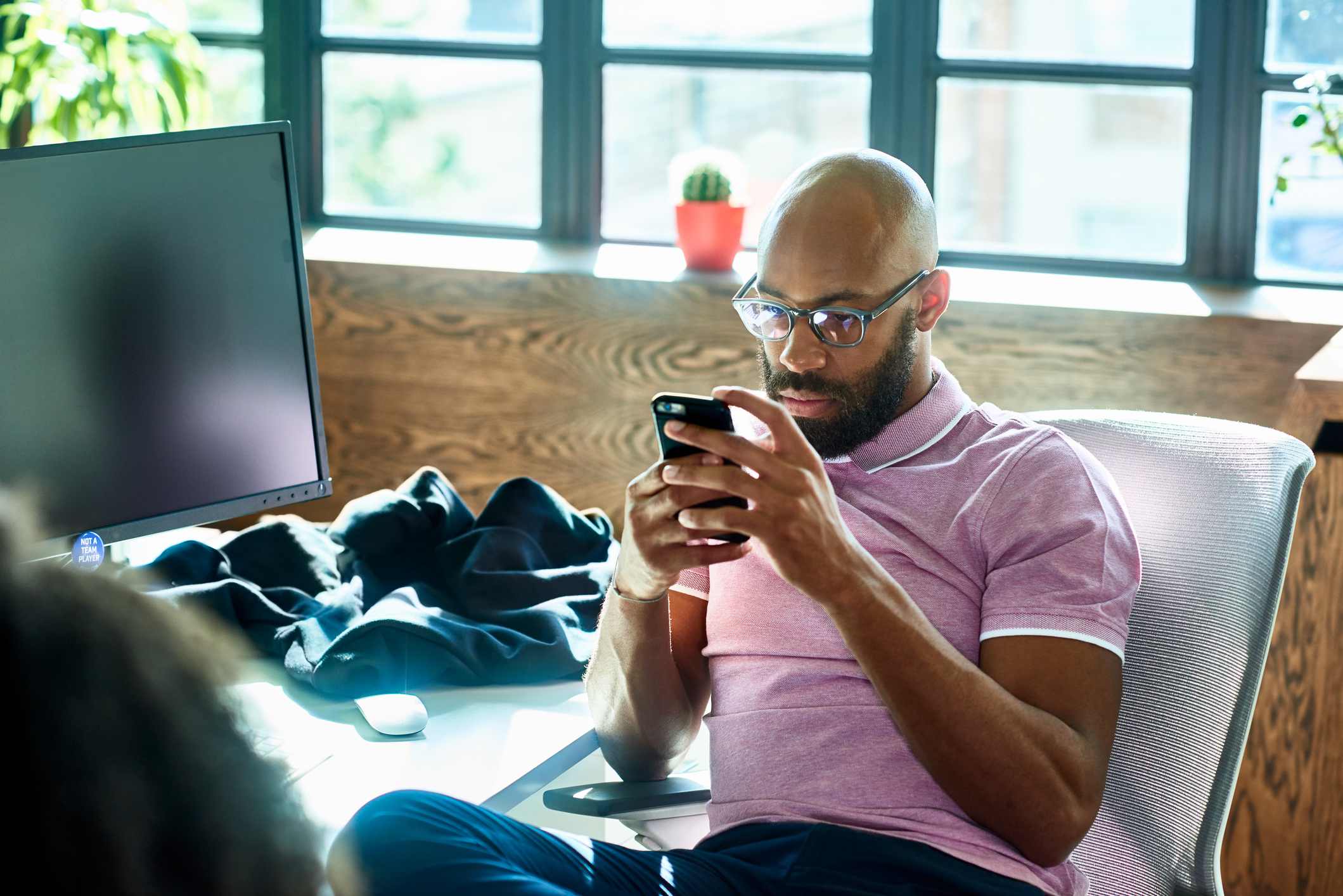 Man-at-home-reading-something-on-his-phone-how-to-know-if-im-oversharing