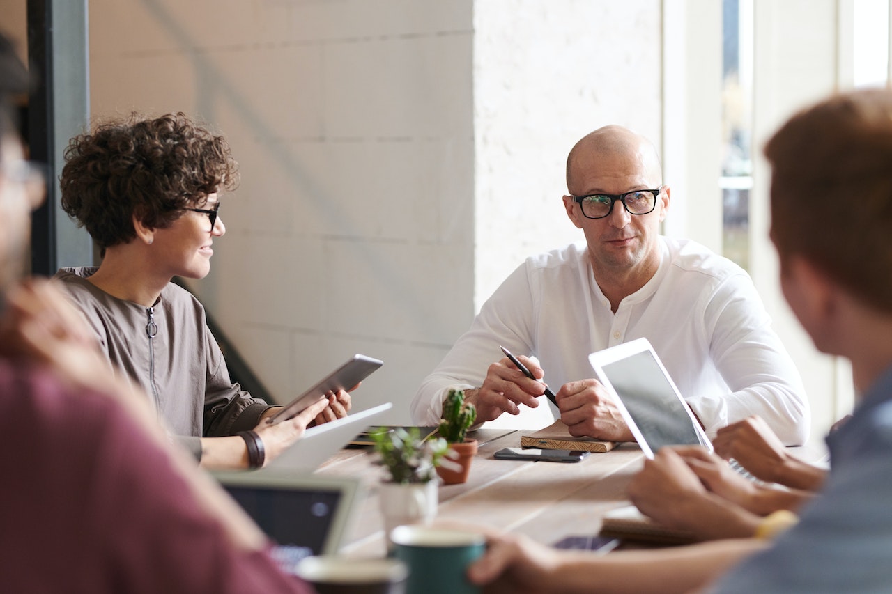 Man-at-office-in-meeting-with-team-interpersonal-relationships