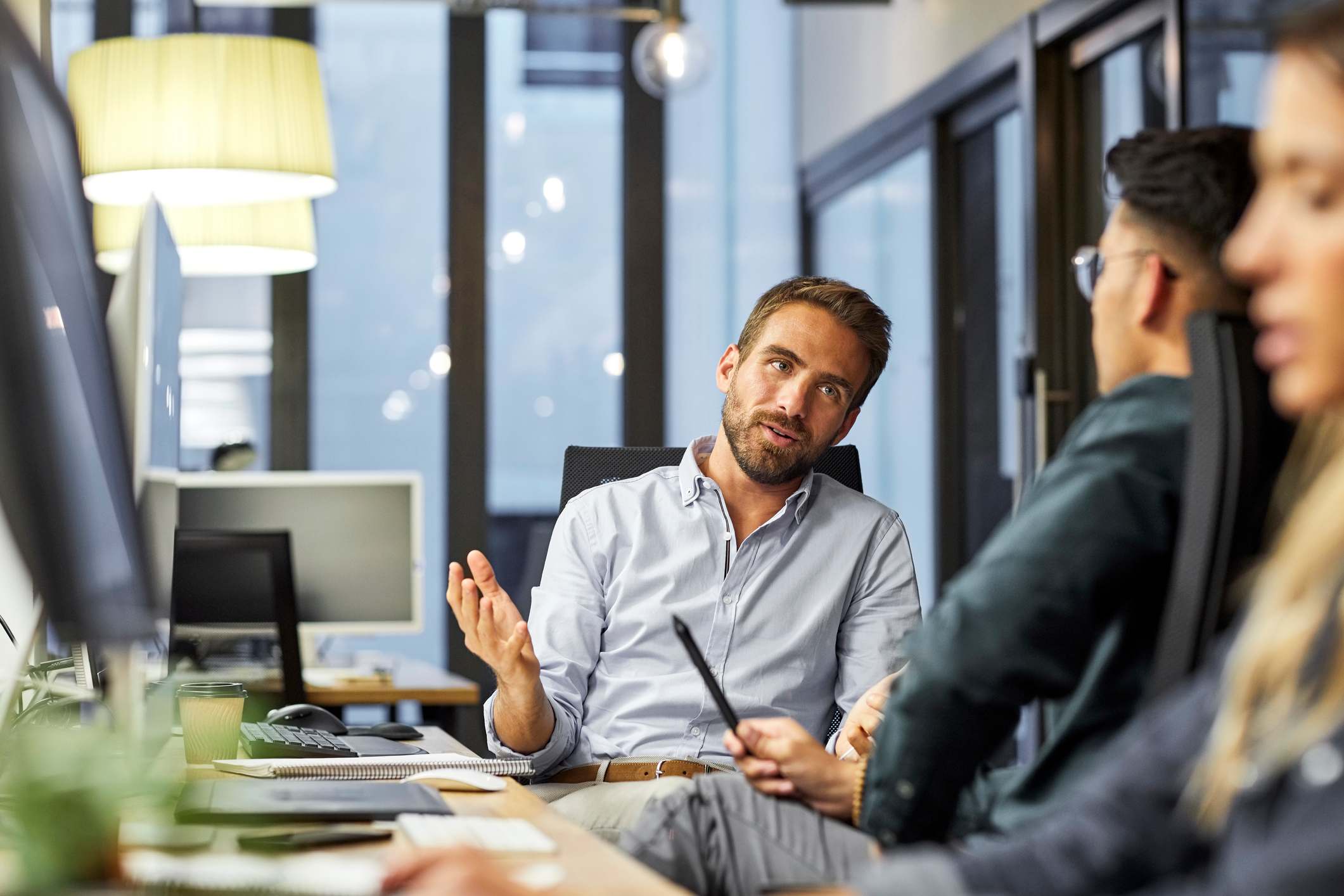 Man-at-office-talking-to-his-coworker-looking-stressed-crying-at-work