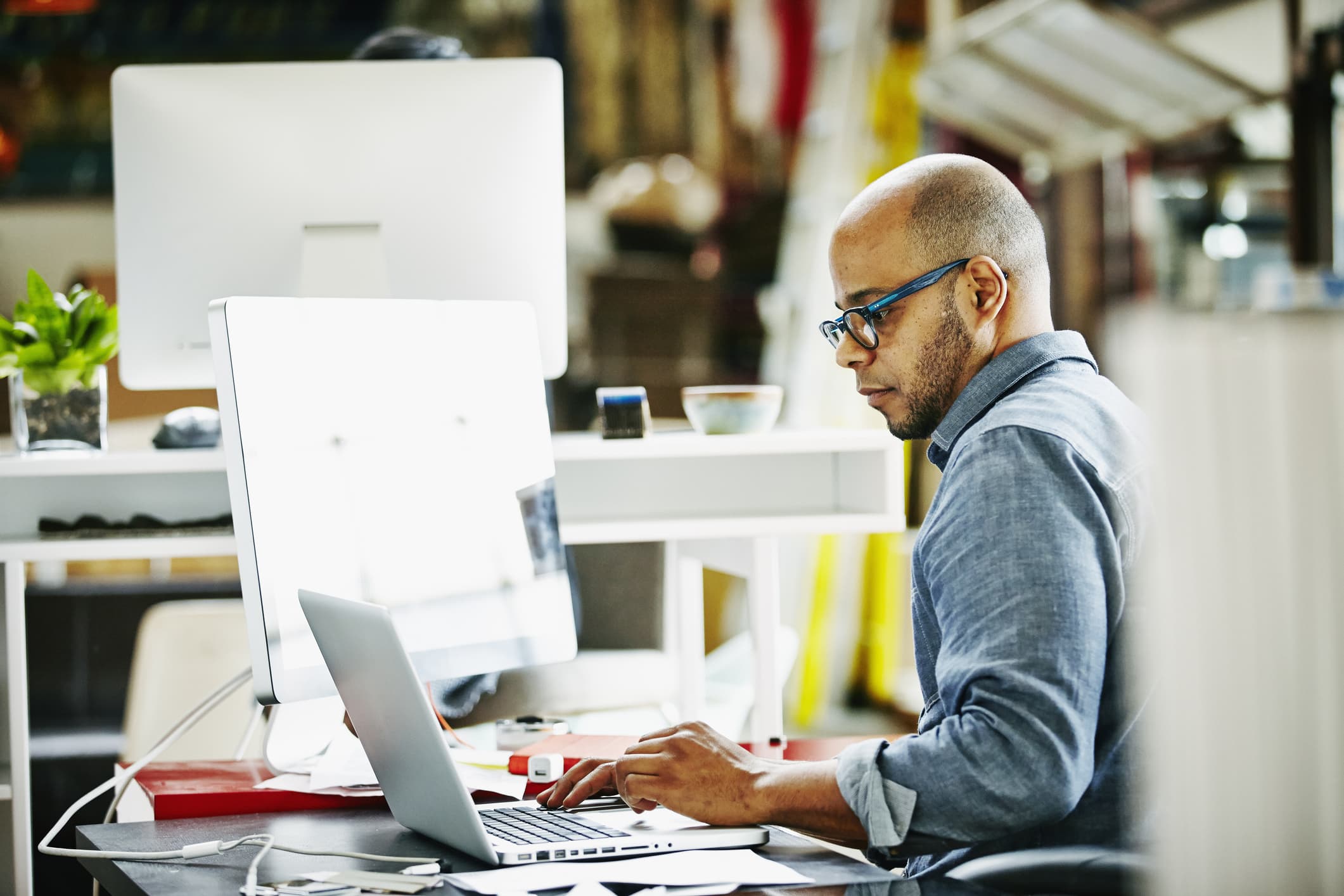 Man-browsing-through-software-on-his-work-computer-explicit-knowledge