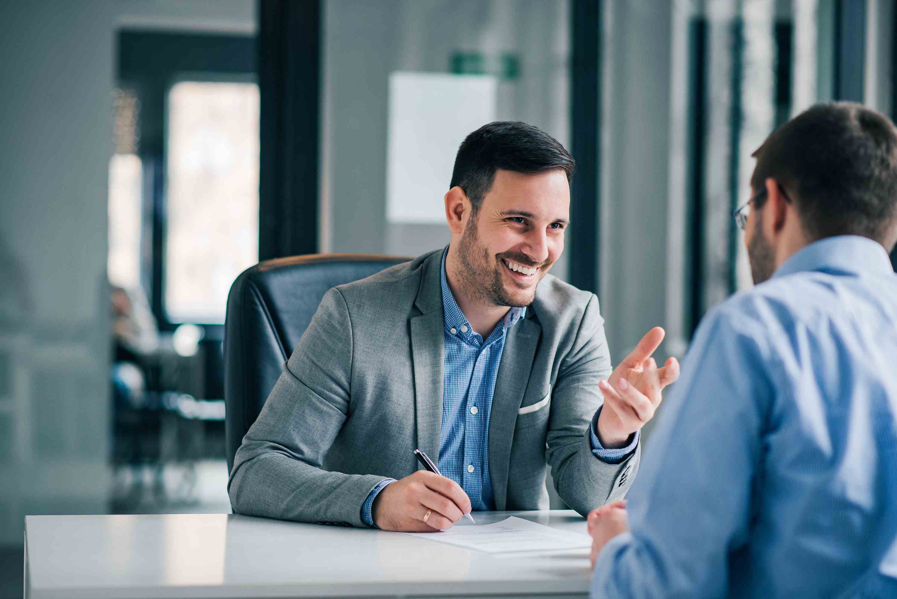 Man-having-a-business-meeting-and-signing-a-contract-how-to-introduce-yourself