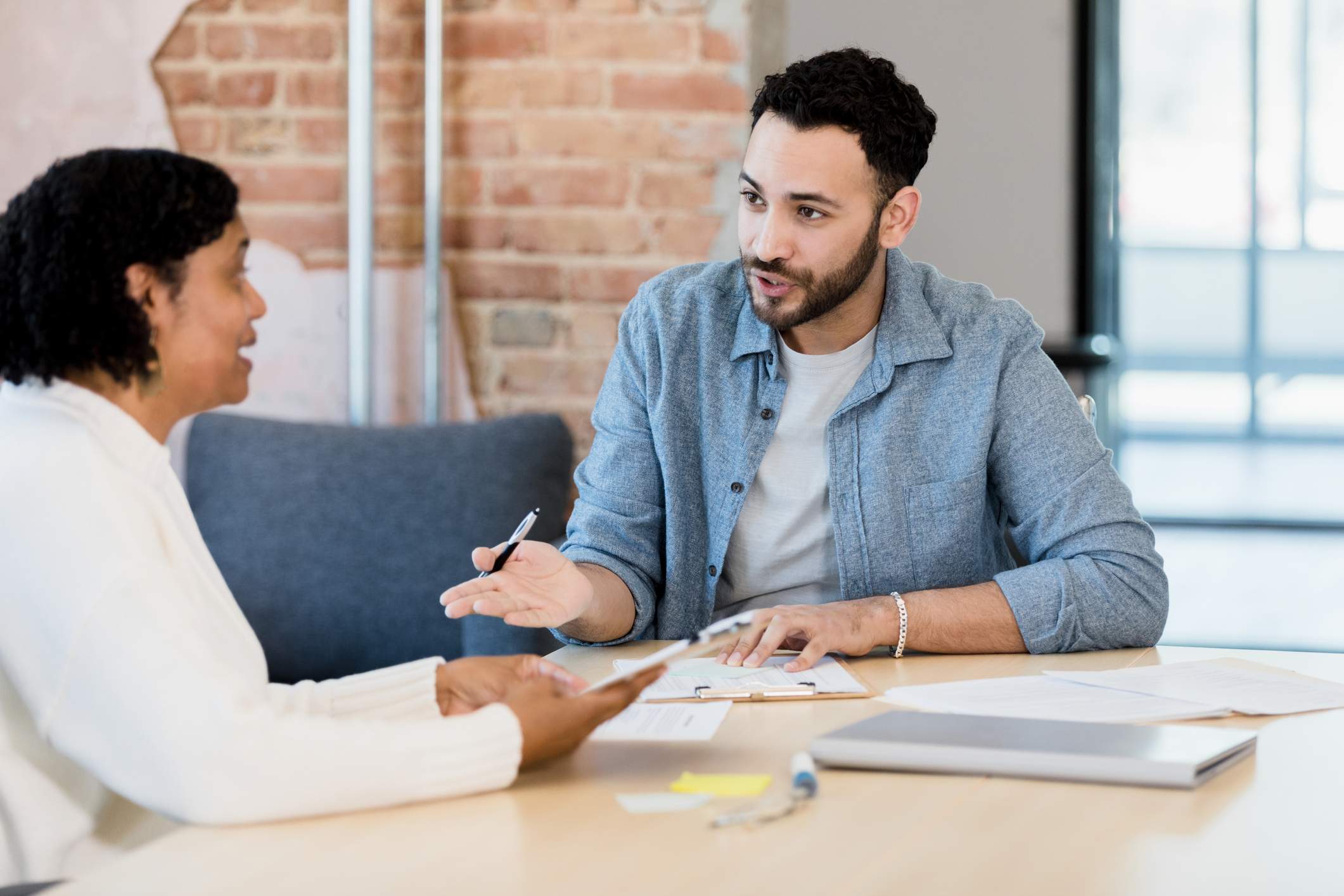 Man-having-a-one-on-one-meeting-with-coworker-how-to-be-more-extroverted