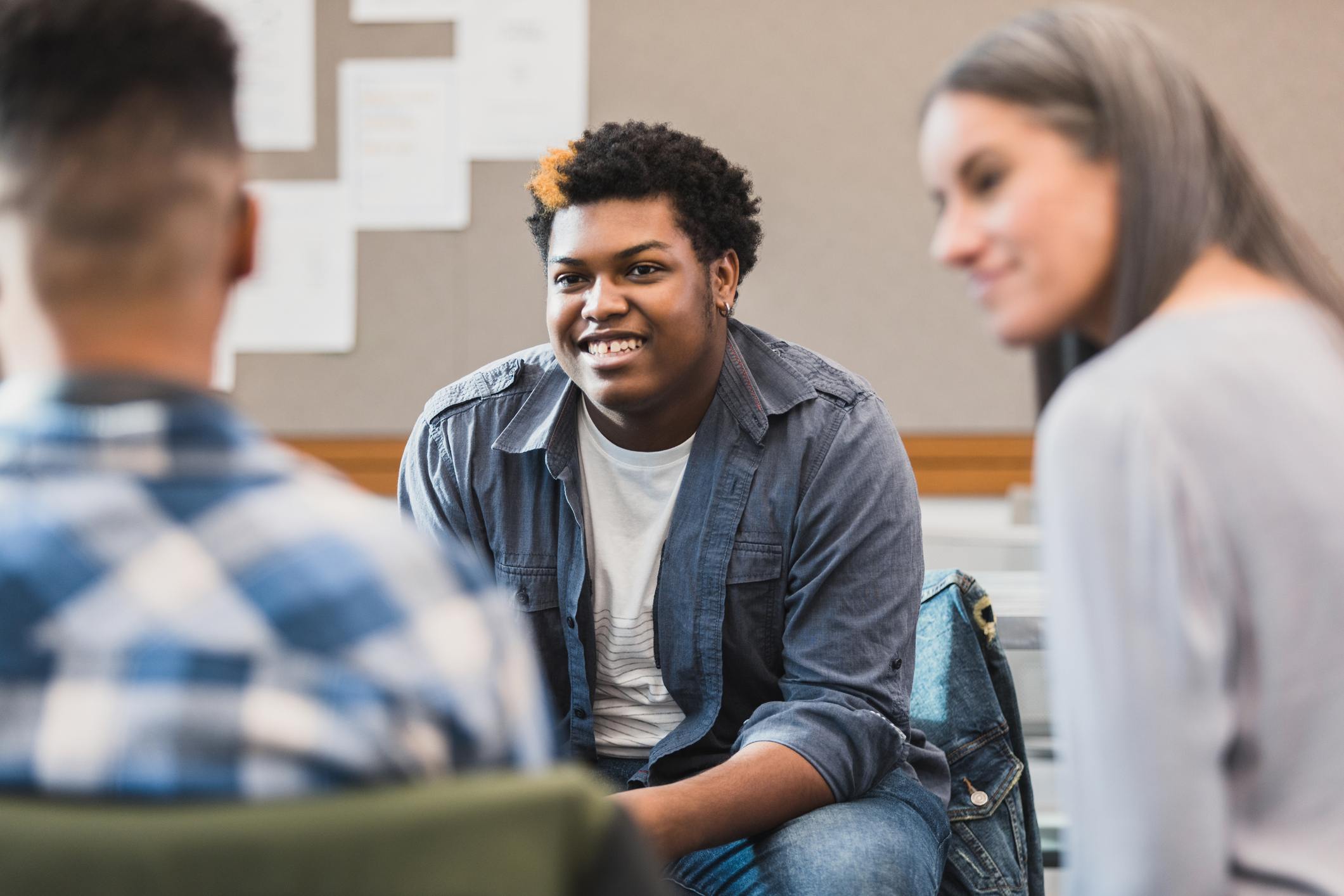 Man-smiling-with-empathy-to-coworker-fundamental-attribution-error