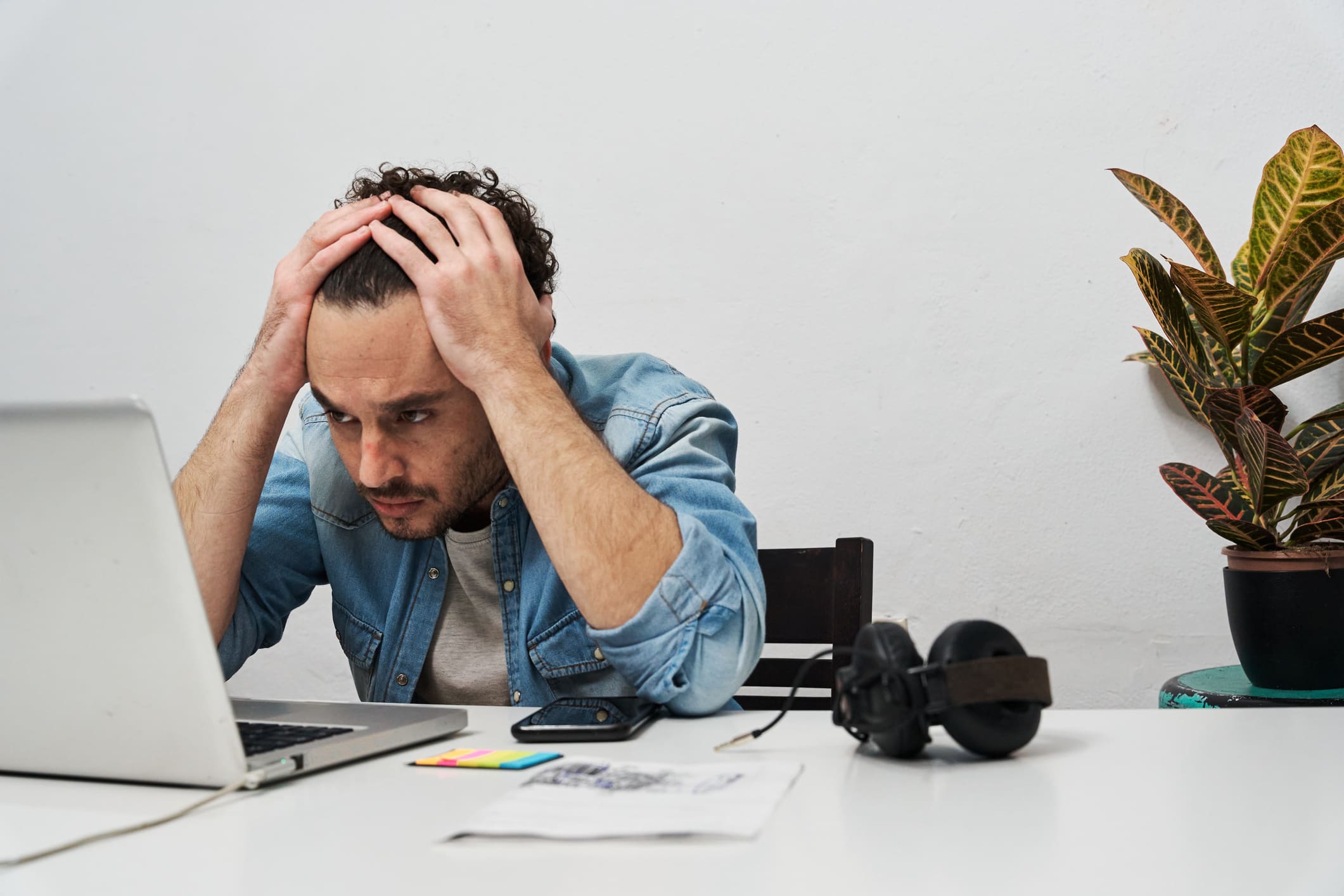 Man-stressed-over-work-in-his-office-toxic-productivity