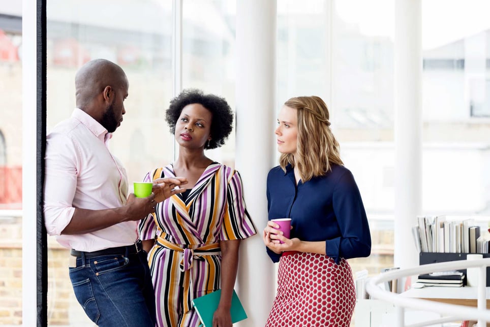 Man-talking-to-two-women-who-listen-carefully-how-to-know-if-im-oversharing