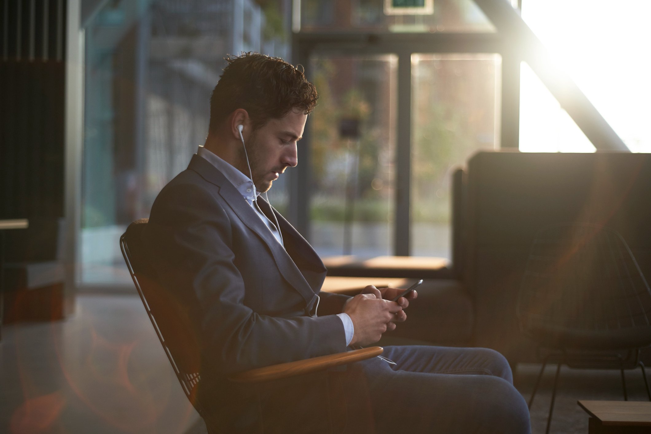 Man-wearing-a-suit-waiting-phone-screen-interview