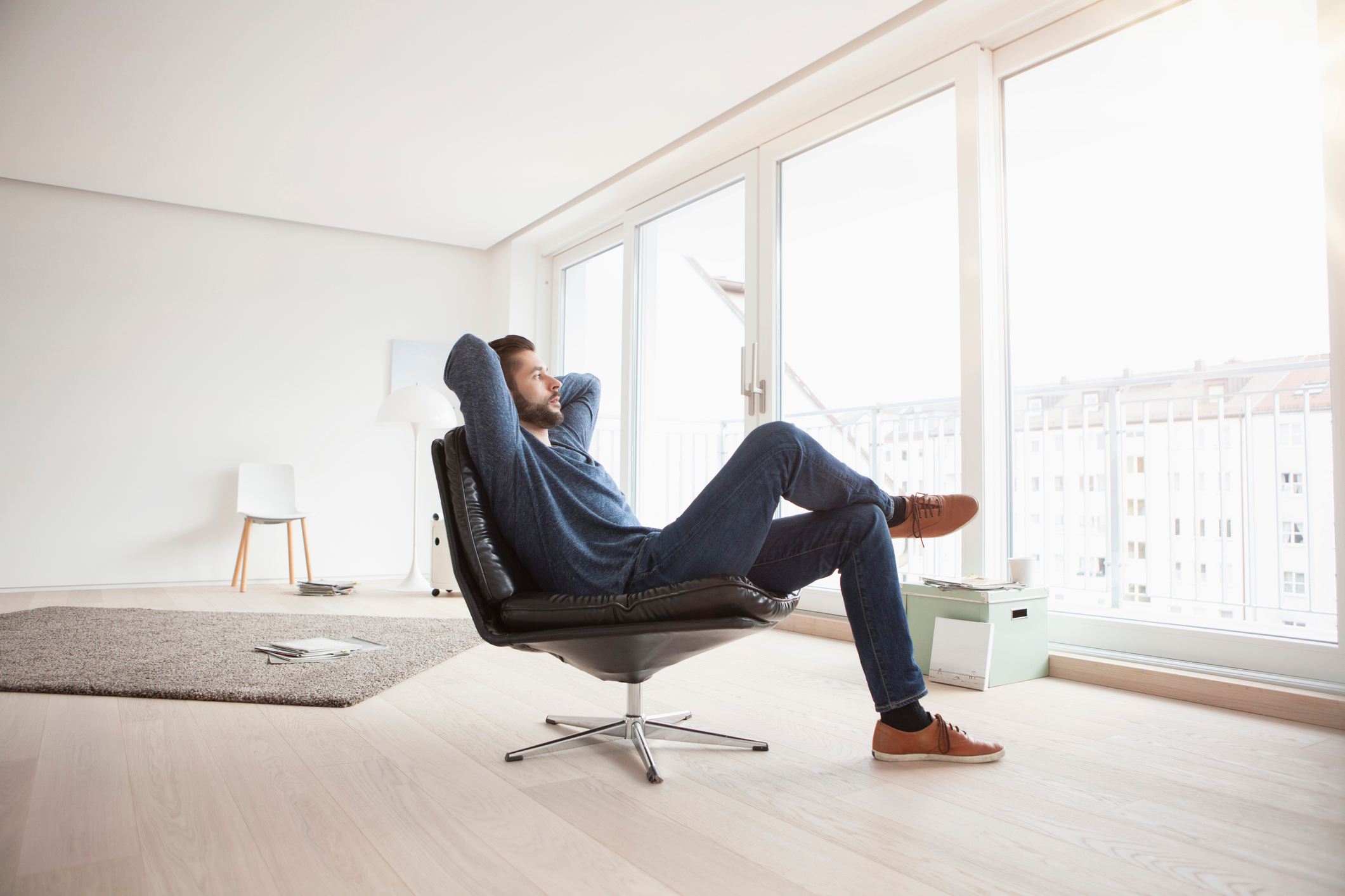 Man-with-arms-on-his-head-sitting-relaxed-alone-how-to-be-alone-with-my-thoughts