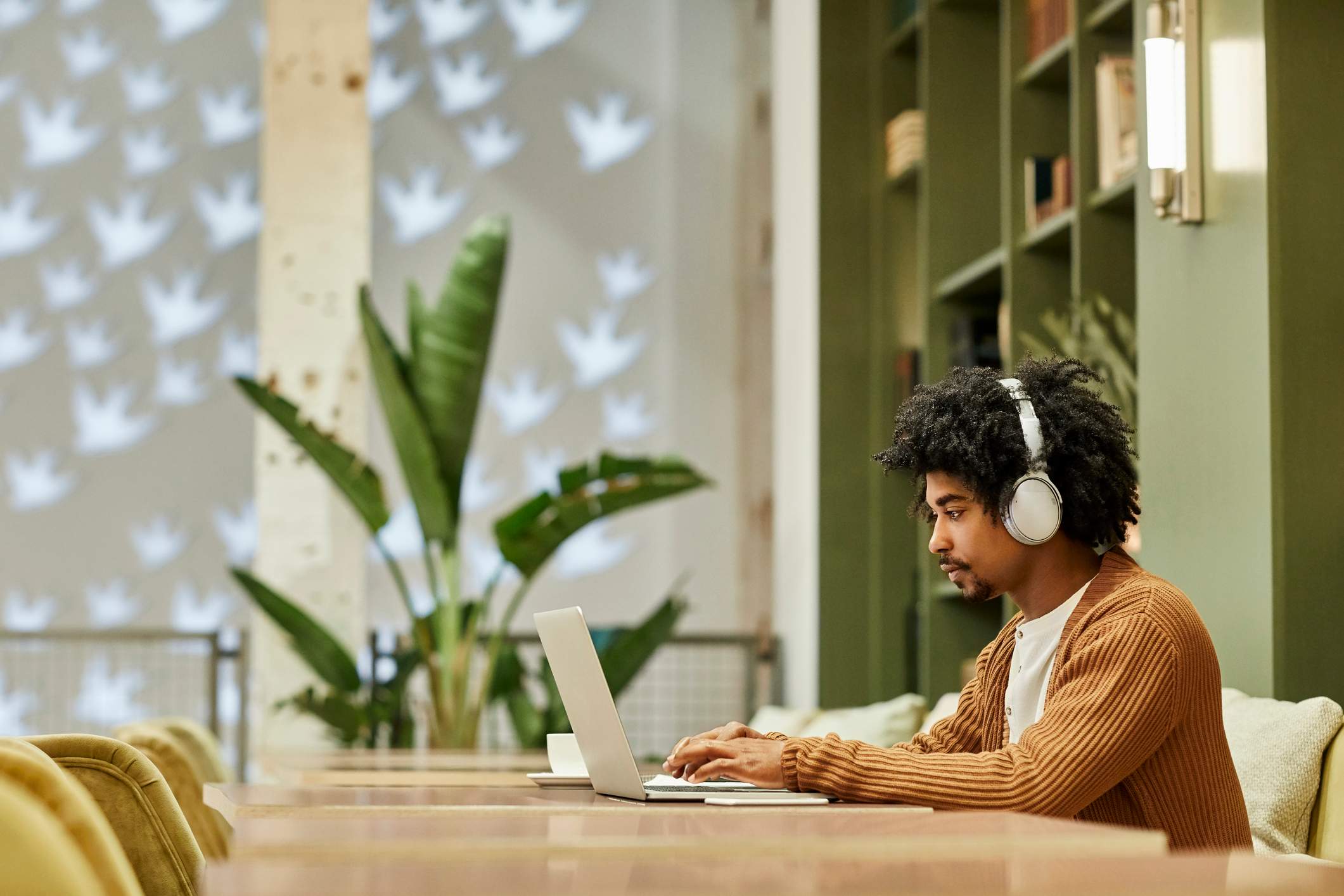 Man-working-alone-with-headphones-on-how-to-be-more-extroverted