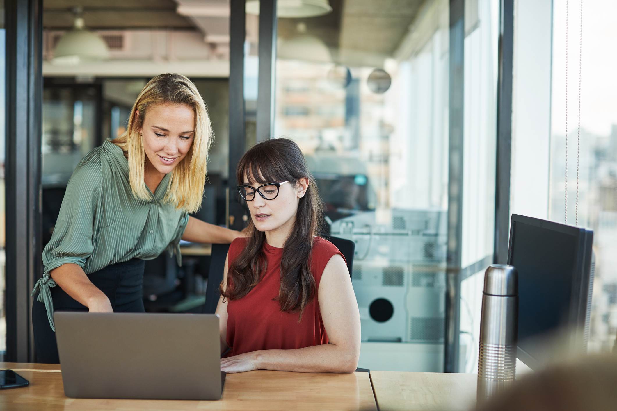 Manager-and-employee-talking-while-looking-at-computer-negative-feedback-to-manager-examples