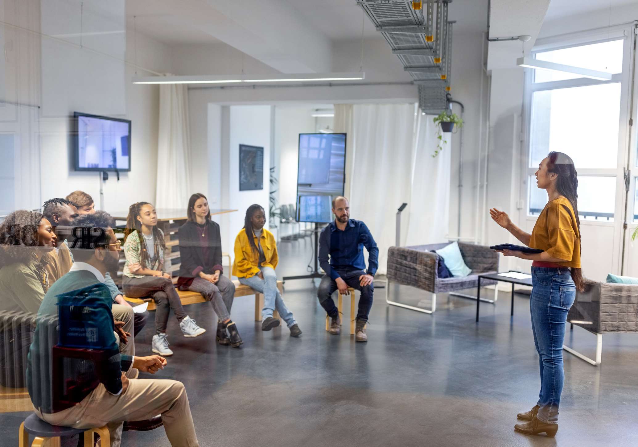 Manager-giving-pep-talk-to-employees-at-office-upward-communication