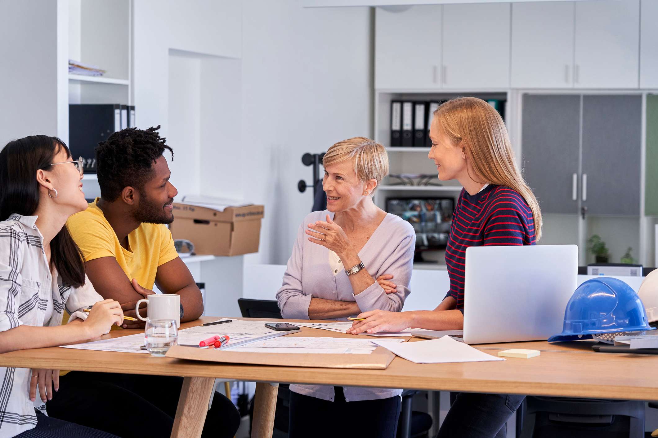 Manager-talking-confidently-to-her-collegues-how-to-be-more-extroverted