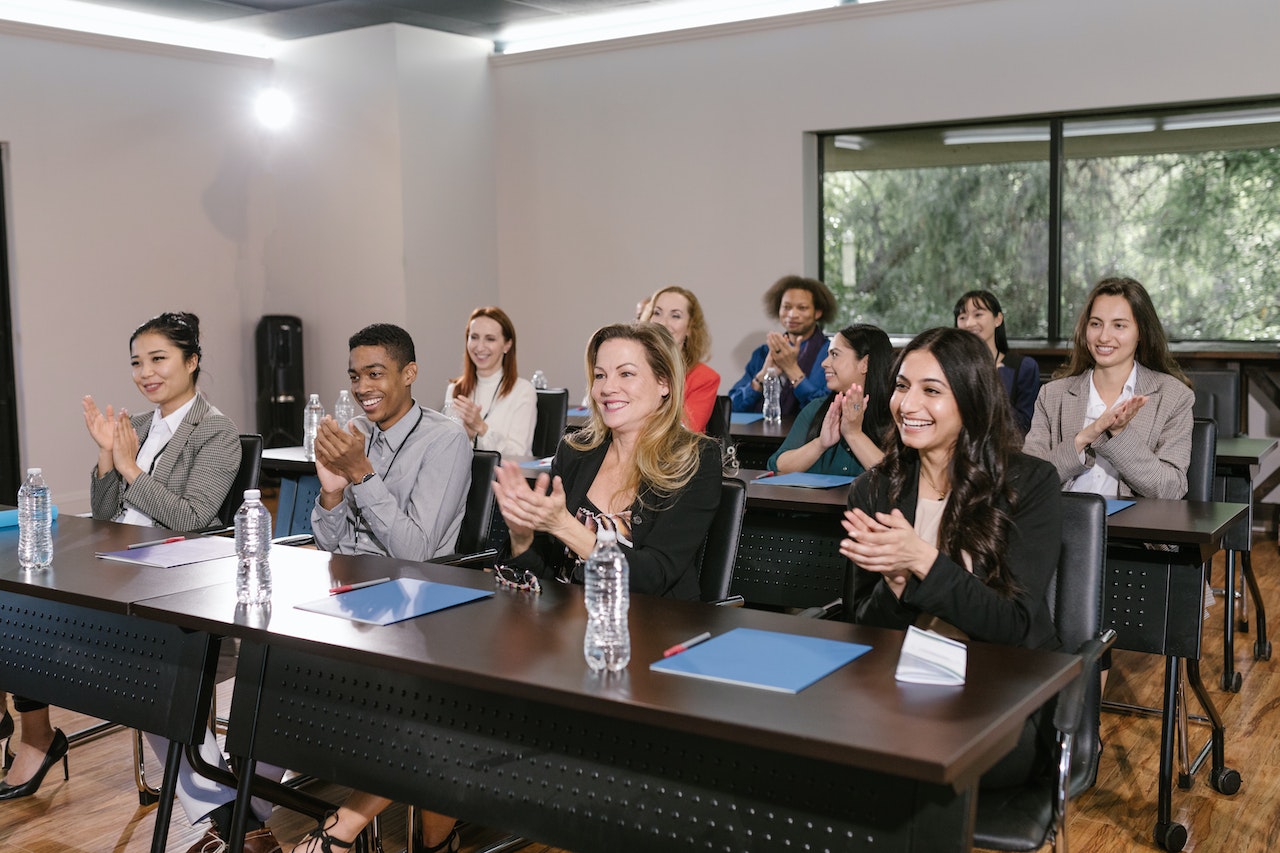 People-clapping-after-coworker-gave-a-speech-how-to-give-a-speech