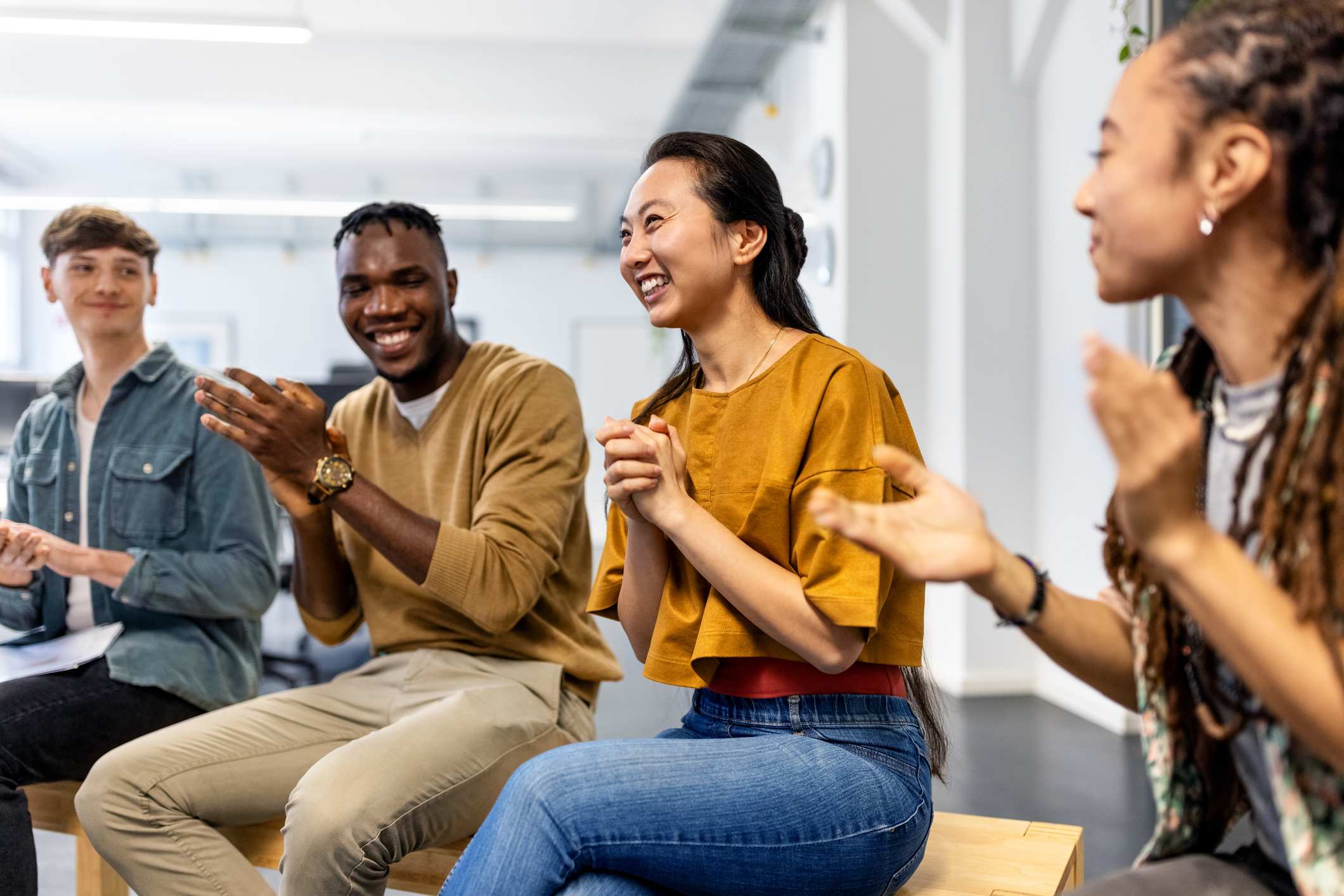 People-clapping-during-meeting-how-motivation-works-in-the-brain