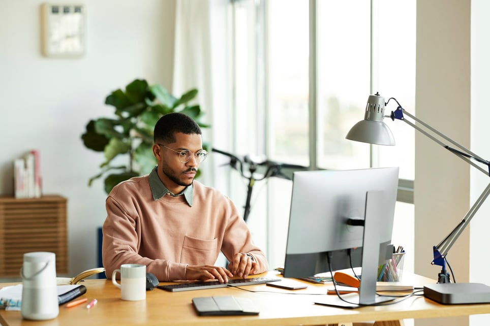 Serious-male-freelancer-using-computer-at-desk-how-improving-your-concentration-helps-your-memory