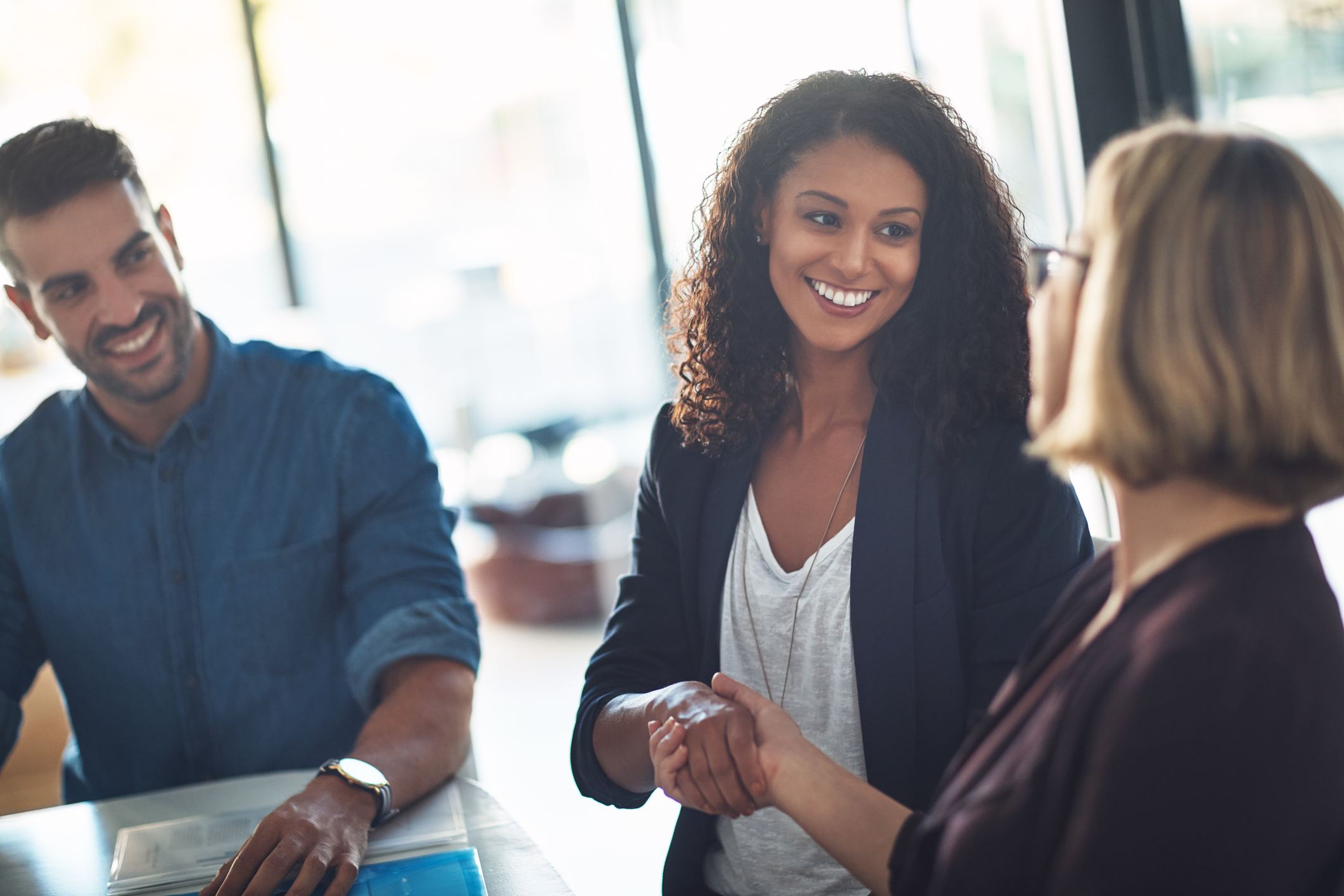 Shot-of-two-businesswomen-shaking-hands-during-a-meeting-in-a-modern-office-how-to-introduce-yourself