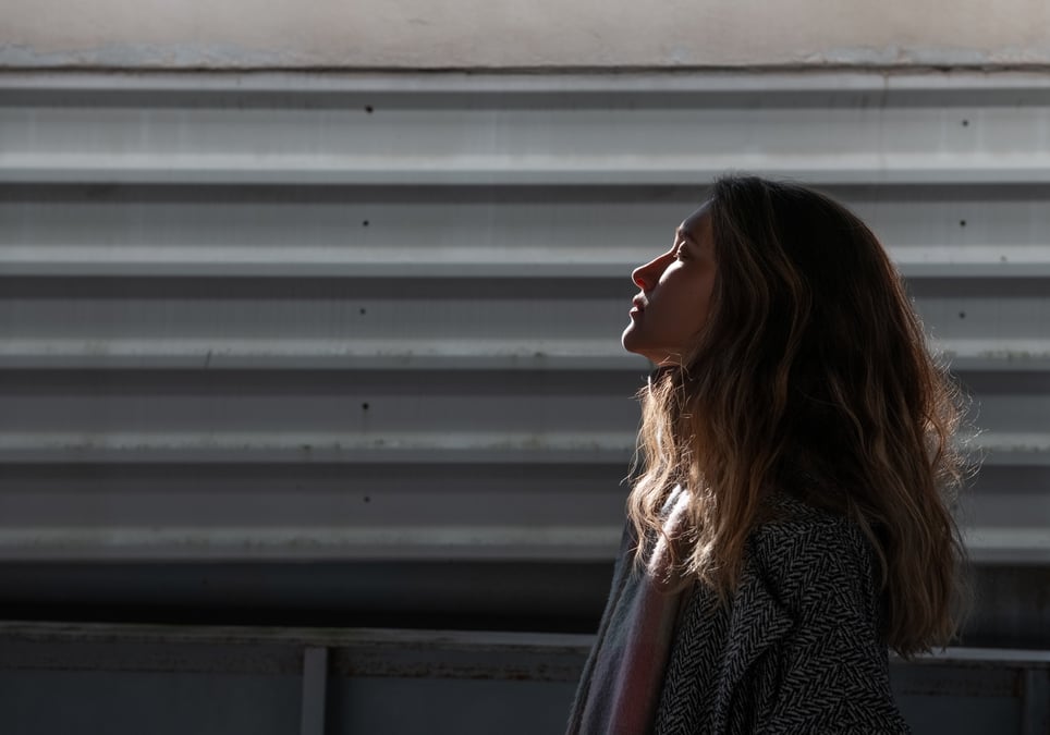 Side-view-of-woman-in-shadow-how-to-stop-overthinking