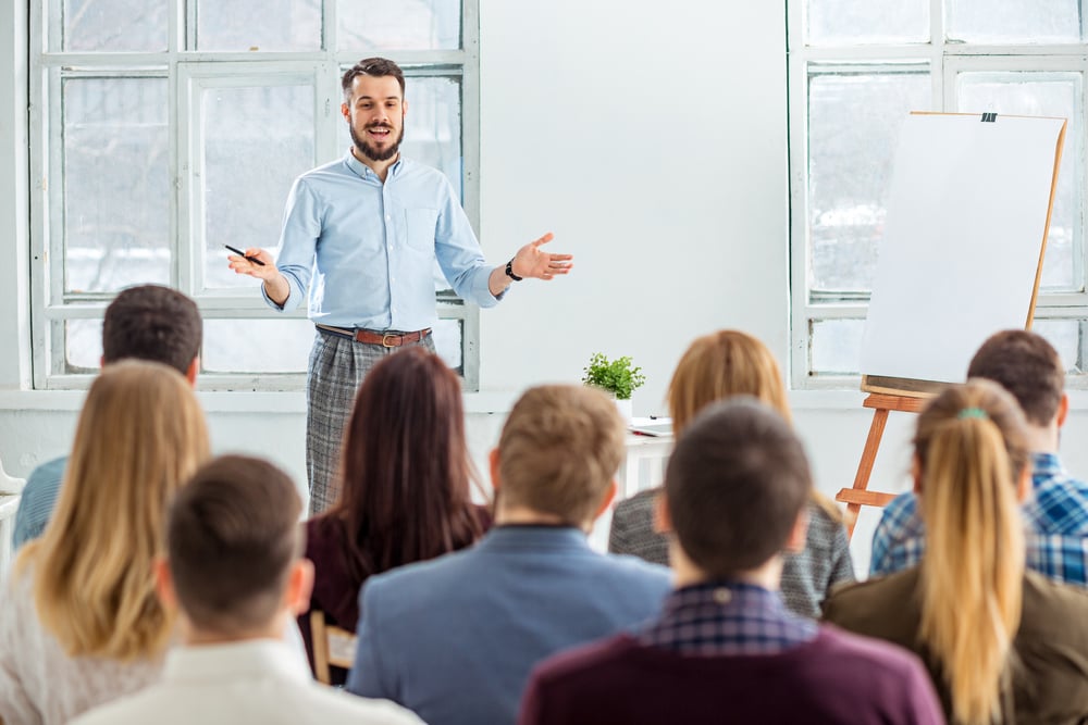 Speaker-at-Business-Meeting-how-to-praise-someone-professionally