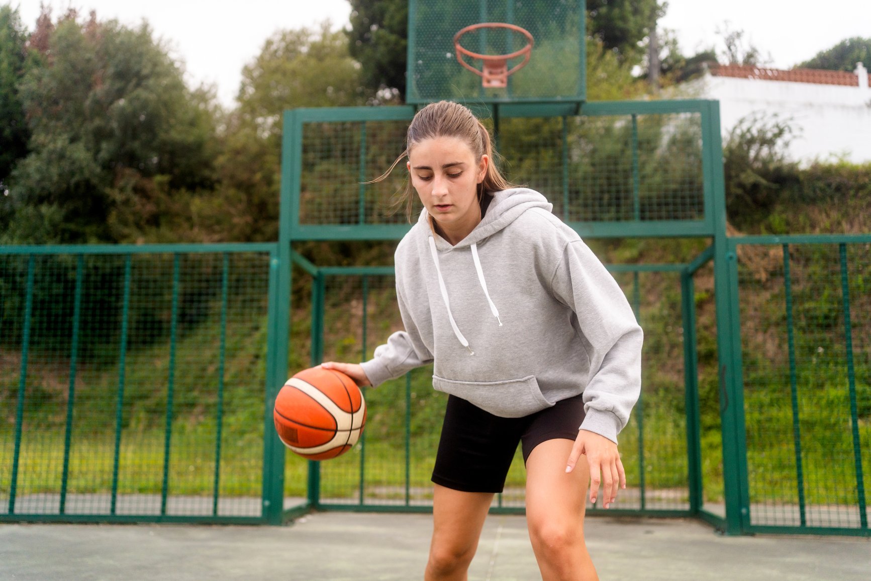 Sport-Girl-Playing-In-The-Basketball-Court-Outdoors-extrinsic-motivation