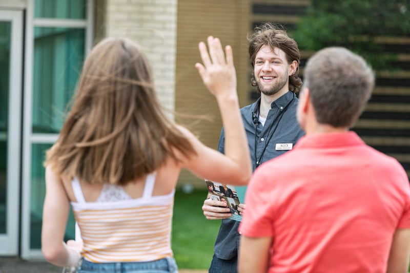 Students-Asking-Questions-To-College-Tour-Guide